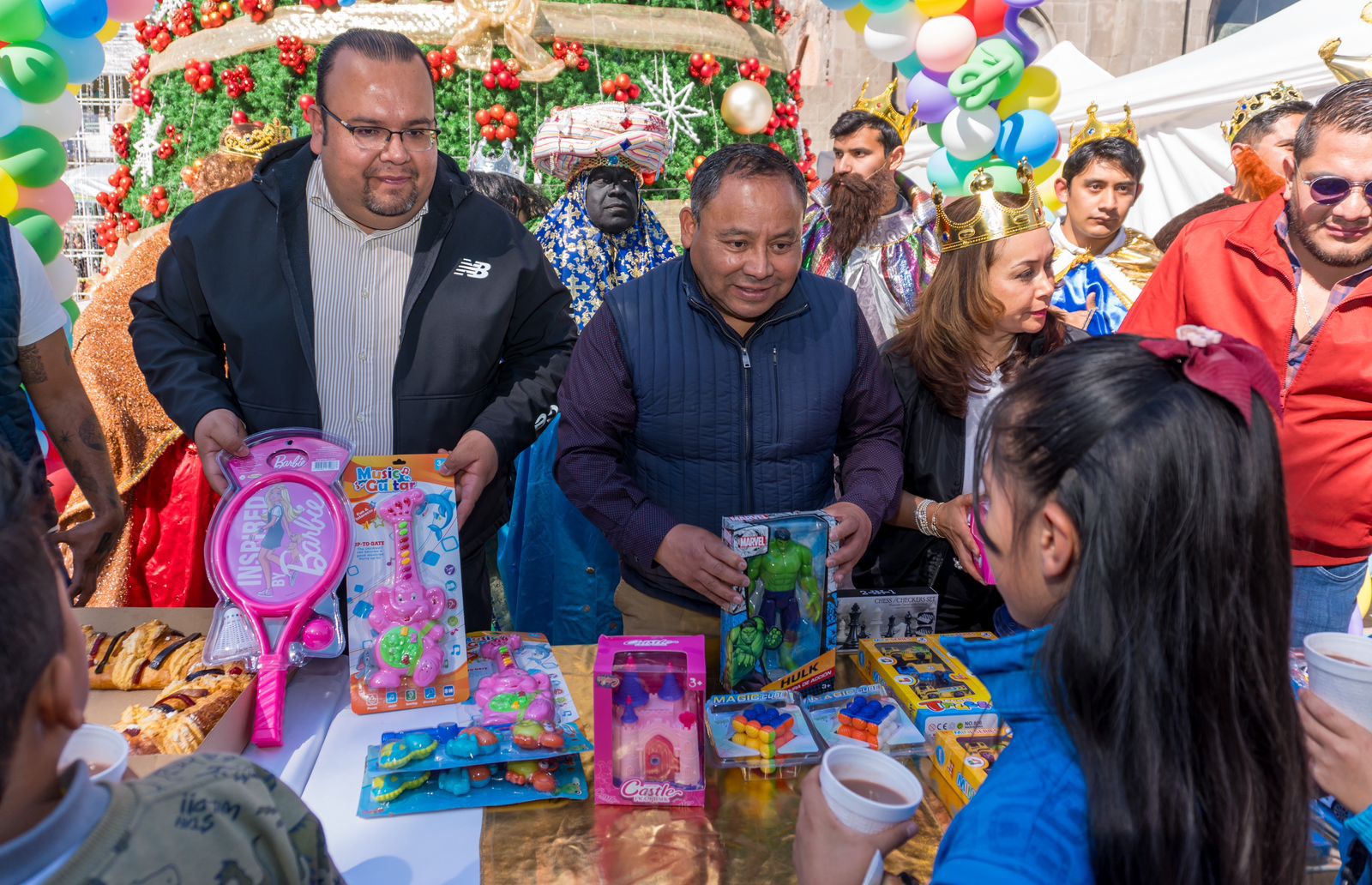 Lleva Javier Rivera Bonilla alegría y sonrisas a la niñez de Apizaco en celebración del Día de Reyes